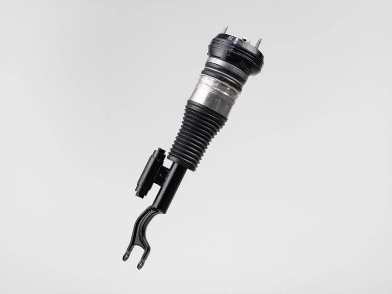 Un amortiguador de suspensión neumática negro y plateado, compatible con Mercedes EQS y EQE, aislado sobre un fondo blanco liso. Ideal como repuesto original de amortiguadores.
