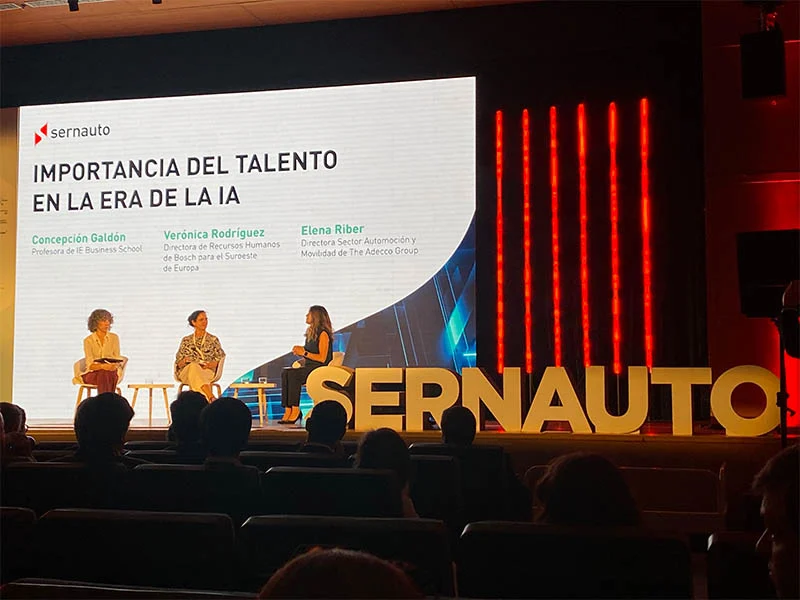 Tres mujeres hablan en el escenario de un Encuentro SERNAUTO sobre la importancia del talento en la era de la IA.