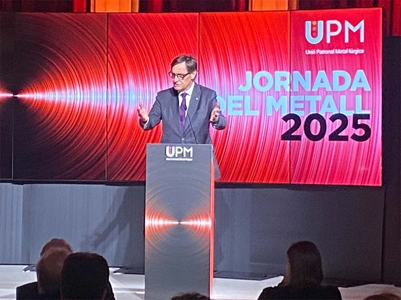 Un hombre de traje habla en un podio durante el evento Jornada del Metall 2025 en la UPM.