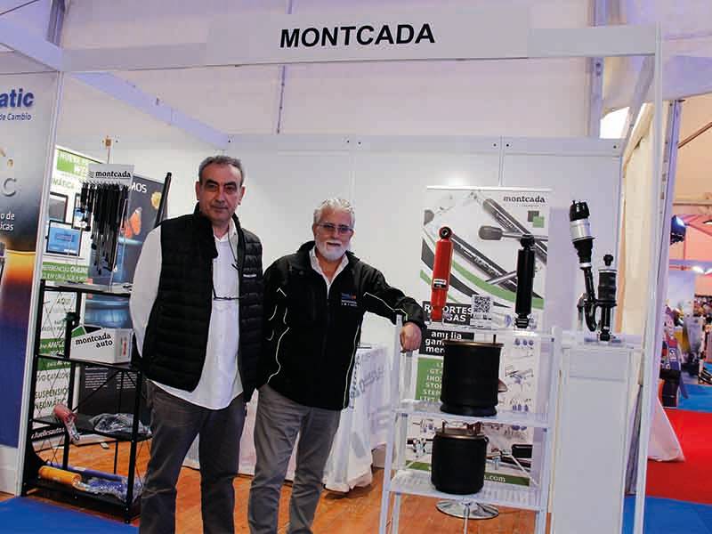 Dos hombres en un stand de Montcada en el que se exponen piezas y equipos de automoción, marcando un paso de gigante para la innovación en el sector.