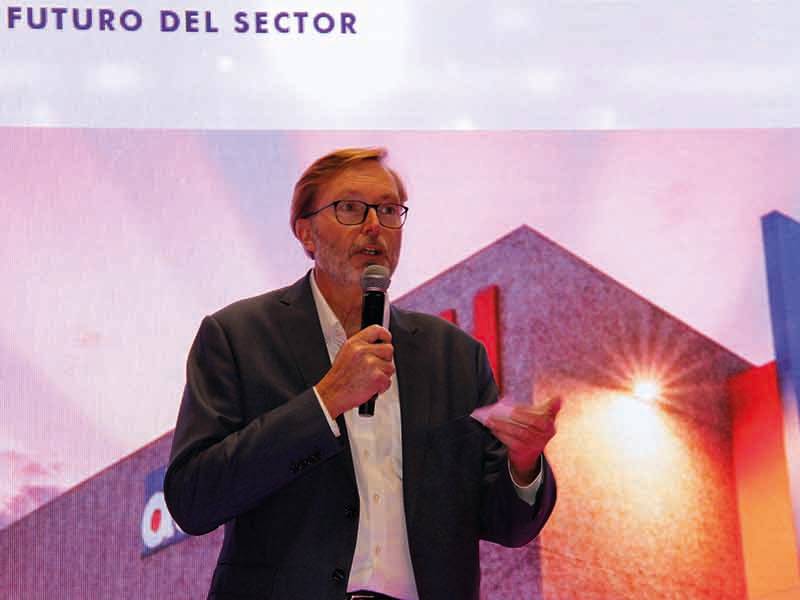 Un hombre trajeado habla en el escenario con un micrófono; de fondo se lee "Futuro del sector", marcando un paso de gigante para la industria.