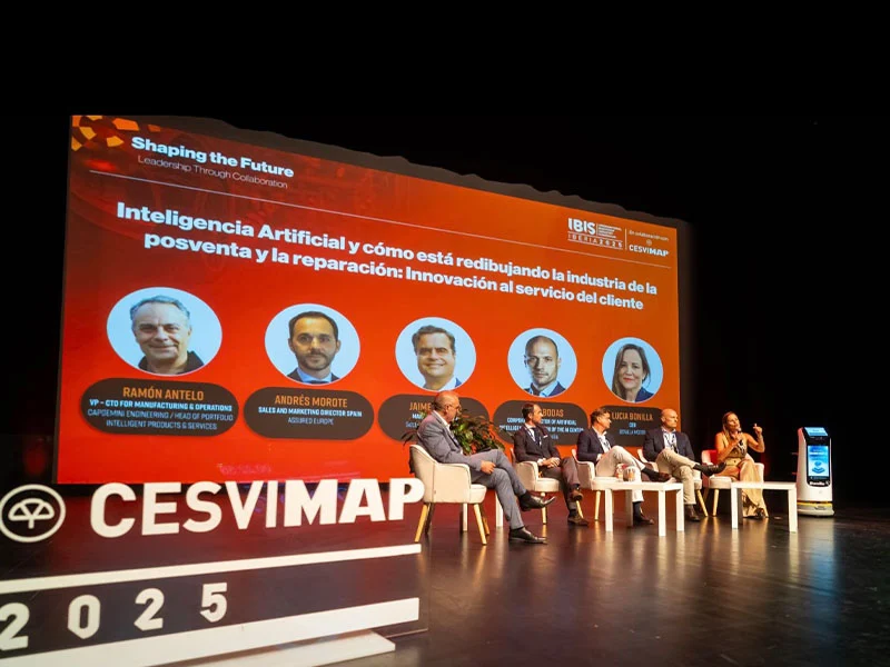 Cinco personas sentadas en el escenario frente a una pantalla sobre la IA en la industria, en el evento CESVIMAP 2025.