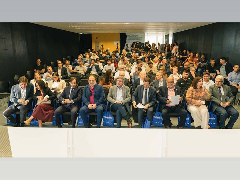 Un numeroso grupo de personas sentadas en un auditorio de Alicante, mirando al frente, con algunos sujetando papeles o cuadernos, durante el Congreso de Automoción.