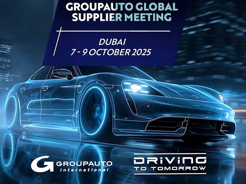 Coche azul futurista con detalles del evento: GROUPAUTO Supplier Global Meeting, Dubai, 7-9 de octubre de 2025.