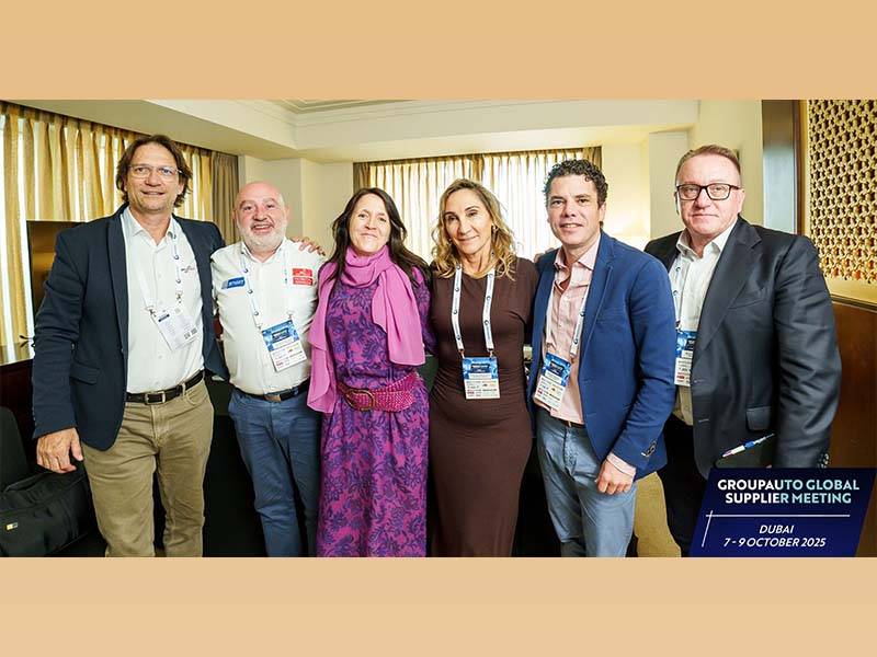 Seis personas sonríen juntas en la Reunión Mundial de Proveedores de GROUPAUTO, celebrada en Dubai en octubre de 2025.