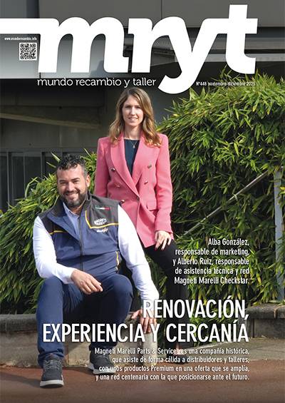 Una mujer con abrigo rosa detrás de un hombre sentado con chaleco, ambos sonriendo al aire libre durante noviembre-diciembre de 2025.