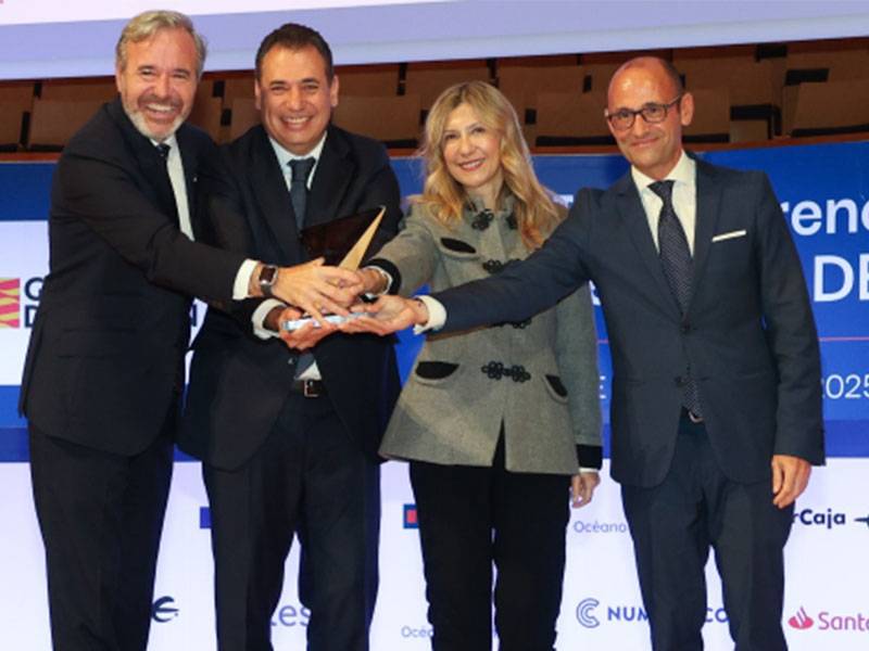 Cuatro personas vestidas de etiqueta, entre ellas Benito Tesier, sonríen y posan juntas en el escenario mientras sostienen un premio en la presidencia CEOE Aragón.