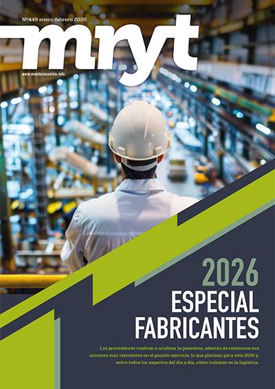 Una persona con casco blanco observa una fábrica en plena actividad; en la portada de la revista se lee "Fabricantes 2026".