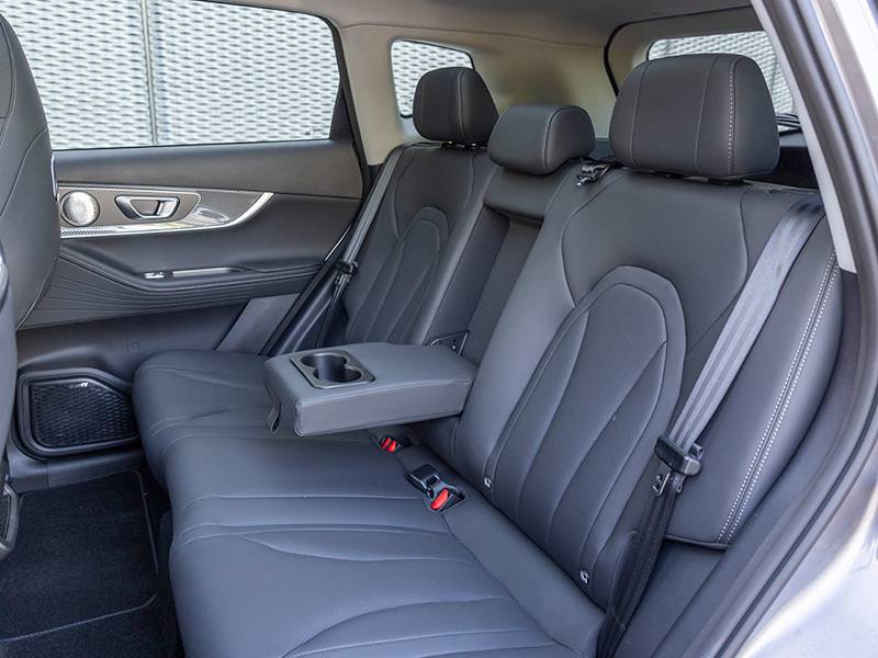 Asiento trasero del lujoso Ebro S700 PHEV, con tapicería de cuero negro y reposabrazos central abatido.