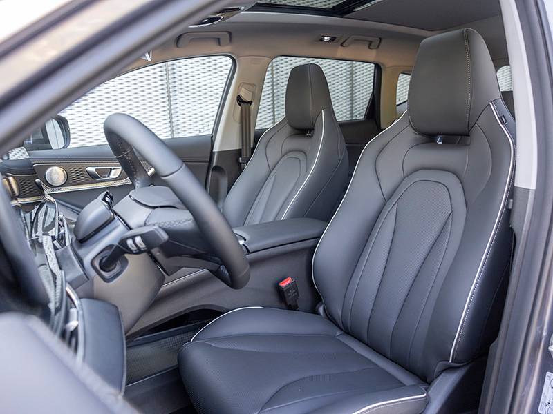 Los asientos delanteros y el interior del Ebro S700 PHEV con tapicería de cuero negro y elegantes características de diseño muestran el verdadero lujo moderno.