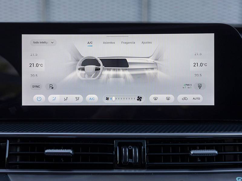 Pantalla del salpicadero del coche que muestra los ajustes del climatizador de lujo, incluyendo la temperatura, el flujo de aire y el ajuste de los asientos en el Ebro S700 PHEV.