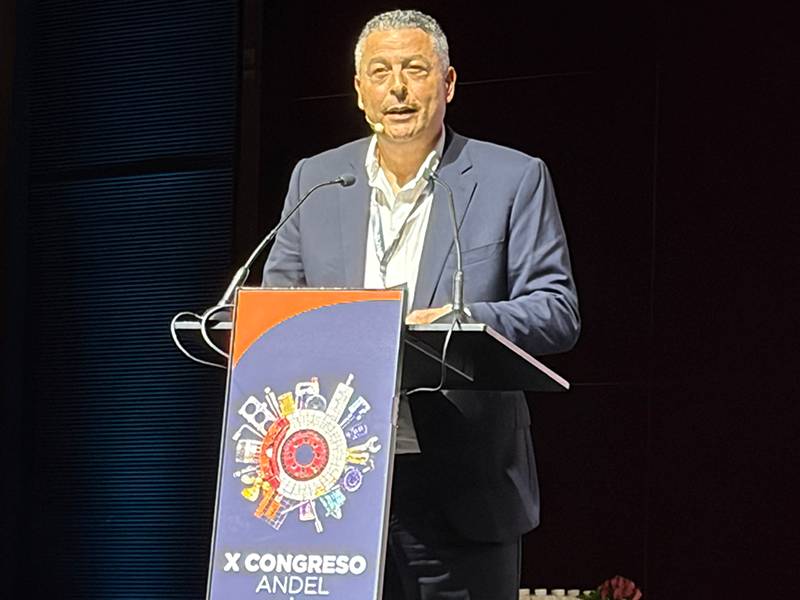 Hombre trajeado hablando en un podio con el cartel "X Congreso Andel" y un gráfico de paisaje urbano, destacando la transformación que está teniendo lugar en Barcelona.