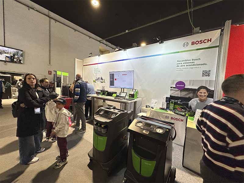 Personas visitan un stand de Bosch en una exposición en la que se exhiben equipos de automoción y carteles informativos, contribuyendo al éxito de asistencia en el Balance de Equipia 2026.