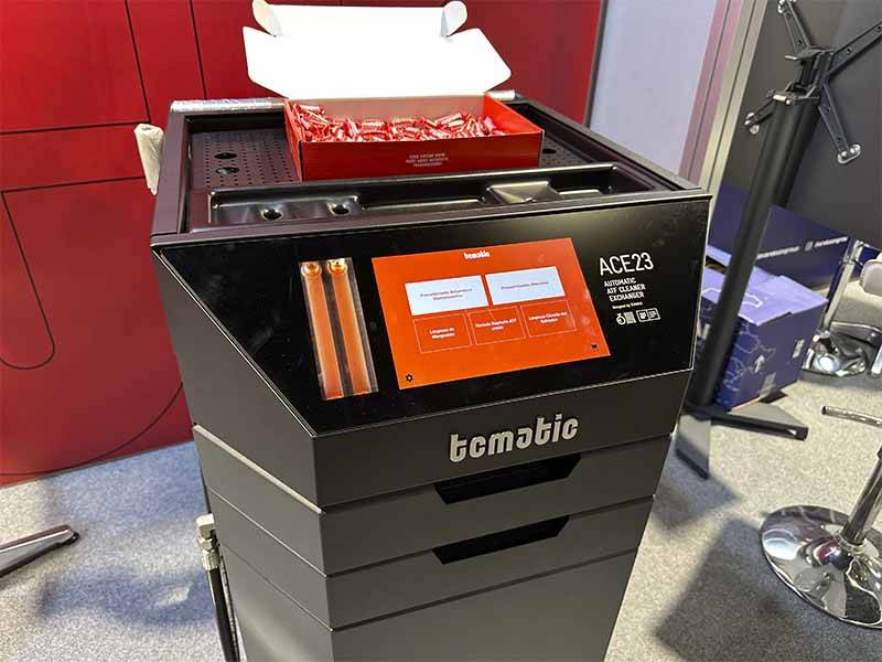 Máquina de diagnóstico de baterías Tematic ACE23 negra con pantalla táctil, caja roja en la parte superior e integración perfecta para Balance de Equipia.