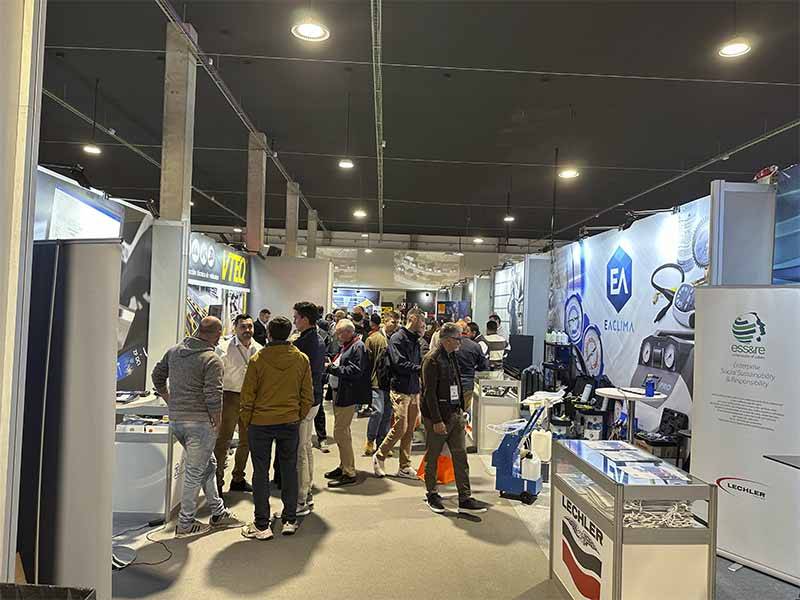 La gente se reúne e interactúa en una concurrida feria comercial, reflejo del éxito de asistencia en el Balance de Equipia 2026, con diversos stands tecnológicos desplegados por todo el pabellón de exposiciones.
