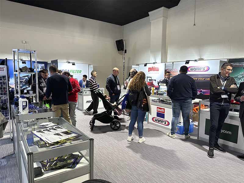 Personas visitando e interactuando en una feria cubierta con diversos stands de productos, ofertas y expositores, contribuyendo al Balance de Equipia 2026.