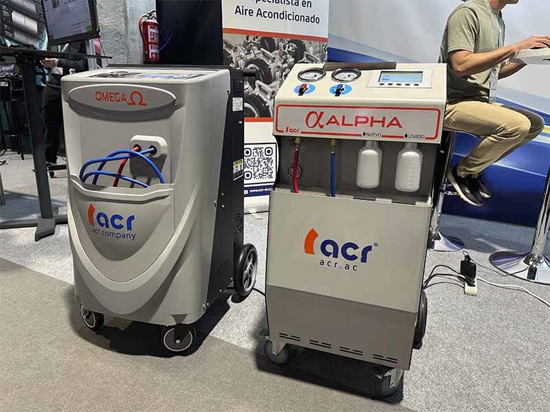 Dos máquinas industriales de servicio de aire acondicionado, etiquetadas Omega y Alpha, expuestas en un stand de la feria, mostrando la ingeniería avanzada para el Balance de Equipia 2026 y la asistencia clave para el éxito de oferta en climatización.