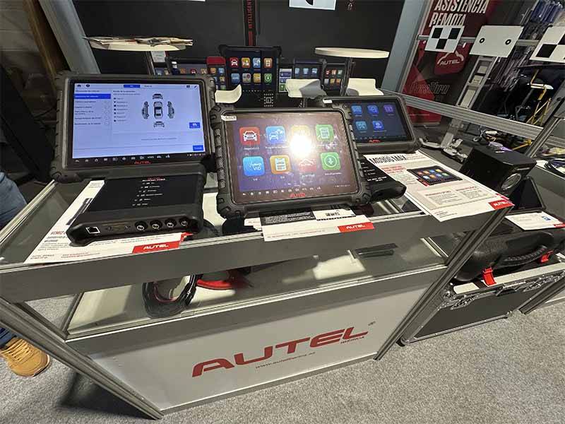 Exposición de tabletas y dispositivos de diagnóstico de AUTEL en un stand de la feria, mostrando interfaces que subrayan el éxito de asistencia y el Balance de Equipia 2026.