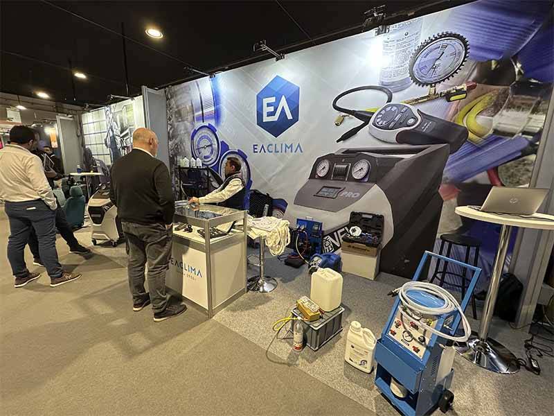 Personas en un stand de EACLIMA mostrando equipos y herramientas de climatización en una feria de interior, celebrando el éxito de asistencia y soluciones innovadoras de cara a Balance de Equipia 2026.