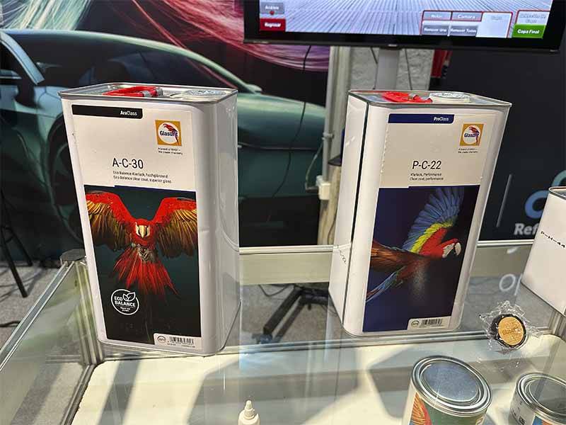 Dos botes metálicos de pintura con imágenes de loros y etiquetas de productos, expuestos en una mesa de Equipia 2026, muestran el éxito de oferta de la edición de este año de Balance de Equipia.