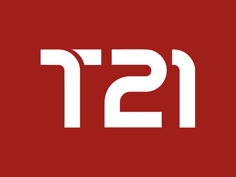 Número "121" en blanco con un tipo de letra moderno y estilizado sobre un fondo rojo sólido.