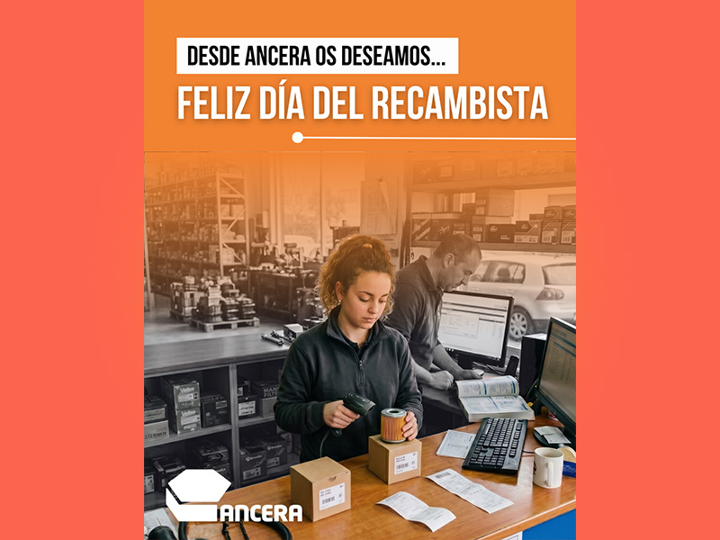 Una mujer escanea piezas de automóvil en una tienda, celebrando el "Feliz Día del Recambista" con el logotipo de Ancera, destacando la distribución experta en el sector.
