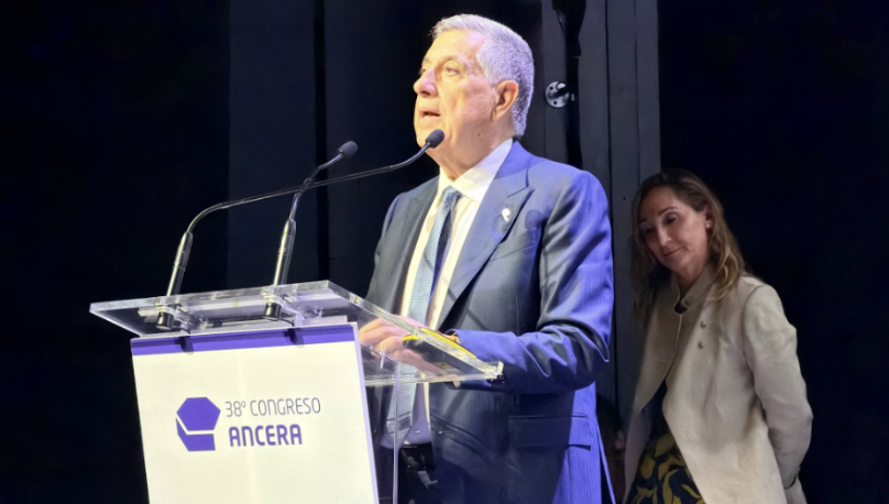 Un hombre habla en un podio rotulado "38º Congreso ANCERA" mientras una mujer permanece de pie detrás de él en el escenario.