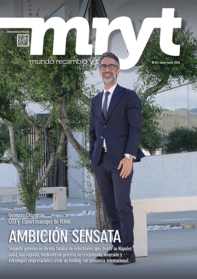 Un hombre trajeado sonríe en el exterior de un edificio, en la portada de una revista de negocios de mayo-junio de 2026.