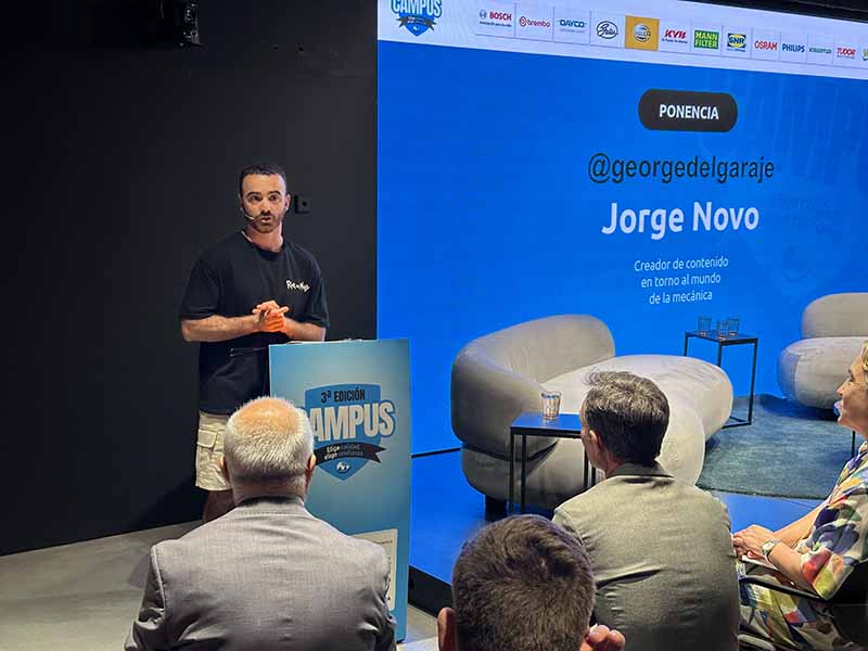 Hombre hablando en el escenario en un acto de graduación de Campus ECEC, con una pantalla de presentación detrás que muestra su nombre, Jorge Novo.