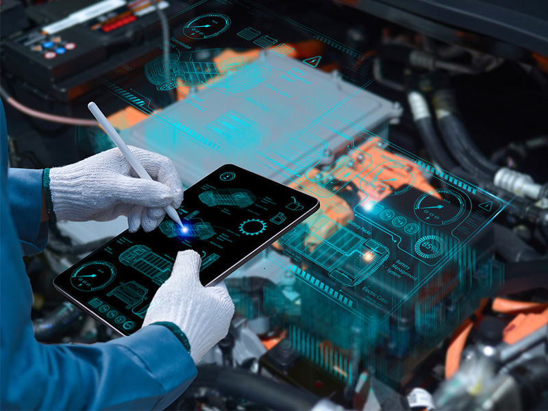Un técnico utiliza una tableta con realidad aumentada para supervisar y diagnosticar los sistemas digitales del motor de un coche, marcando un punto de inflexión en cómo la tecnología apoya el Derecho a Reparar de los vehículos modernos.