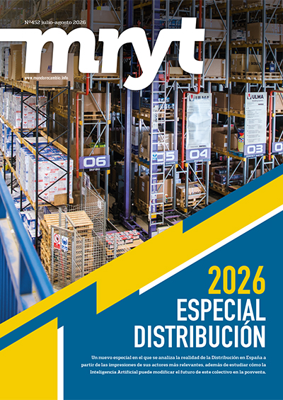 Almacén con estanterías altas, pasillos señalizados y una pancarta amarilla y azul en la que se lee: «Distribución 2026 Especial».
