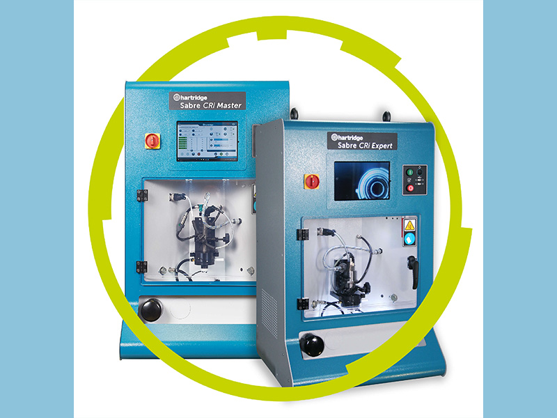 Dos máquinas de pruebas Hartridge Sabre 2+2 de color azul, con sus pantallas, una al lado de la otra, dentro de un gráfico circular verde.