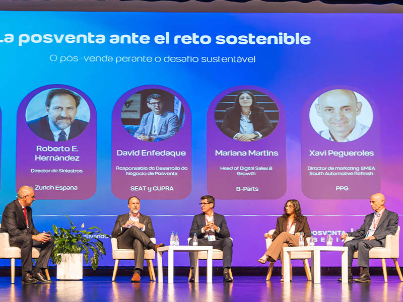 Cinco profesionales están sentados en el escenario debatiendo sobre los retos de la sostenibilidad, con sus nombres y cargos mostrados detrás de ellos.