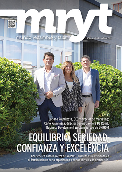 Tres directivos de UNIGOM posan frente a un edificio de oficinas en la portada de MRyT de octubre de 2026.