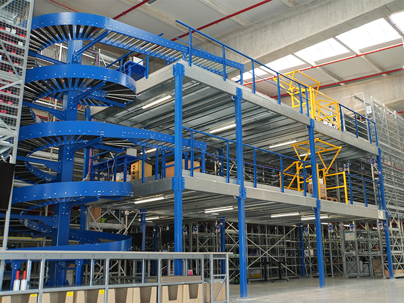 Sistema de transportador en espiral azul integrado en un almacén de varios niveles para una futura consolidación.