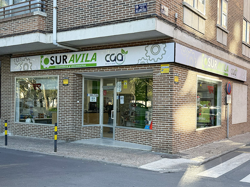 Escaparate de la tienda de recambios de coche «Suravila», situada en una esquina, donde se venden borradores eléctricos.