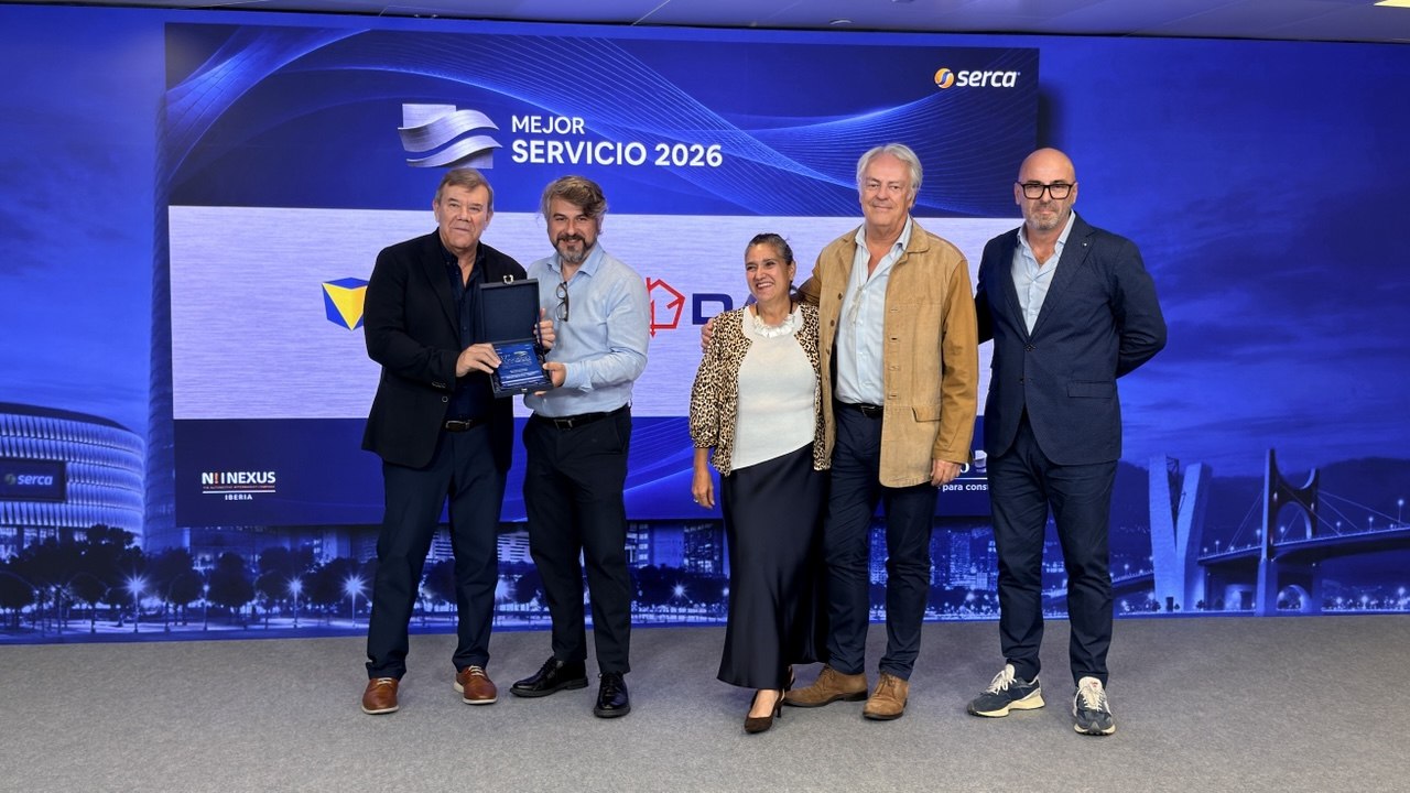 Cinco personas en el escenario con el premio «Serca Mejor Servicio 2026» otorgado a DAISA Varta.