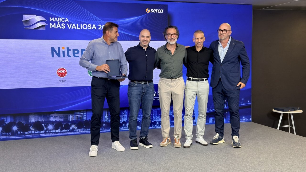 Cinco hombres de pie en el escenario, delante de un telón de fondo de Serca, en la gala de los Premios Proveedores.