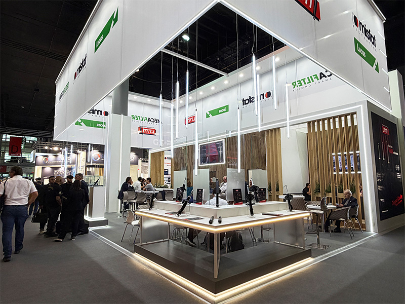 Stand moderno de Mistar con un mostrador central en el que se exponen su borrador eléctrico y sus artículos de papelería.