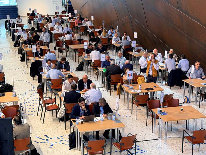 Personas trabajando en sus propios puestos de trabajo en un gran y moderno atrio interior.